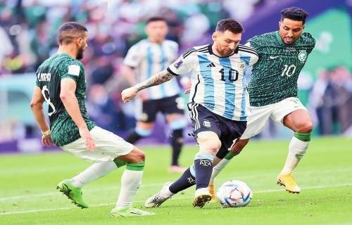 里程悲 詹姆斯达成湖人生涯3500助攻 准三双末节13分难阻惜败