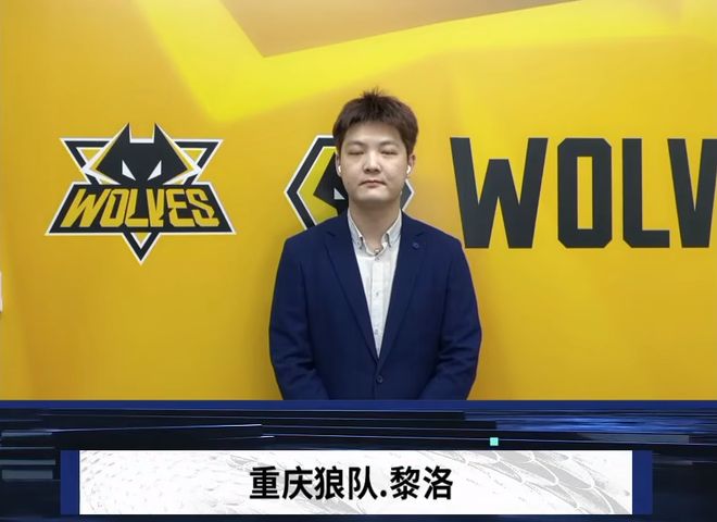 她先按